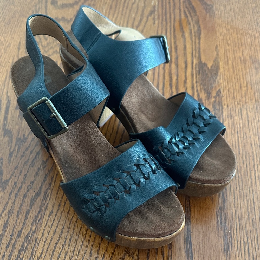 White Mountain Black Leather Sandals